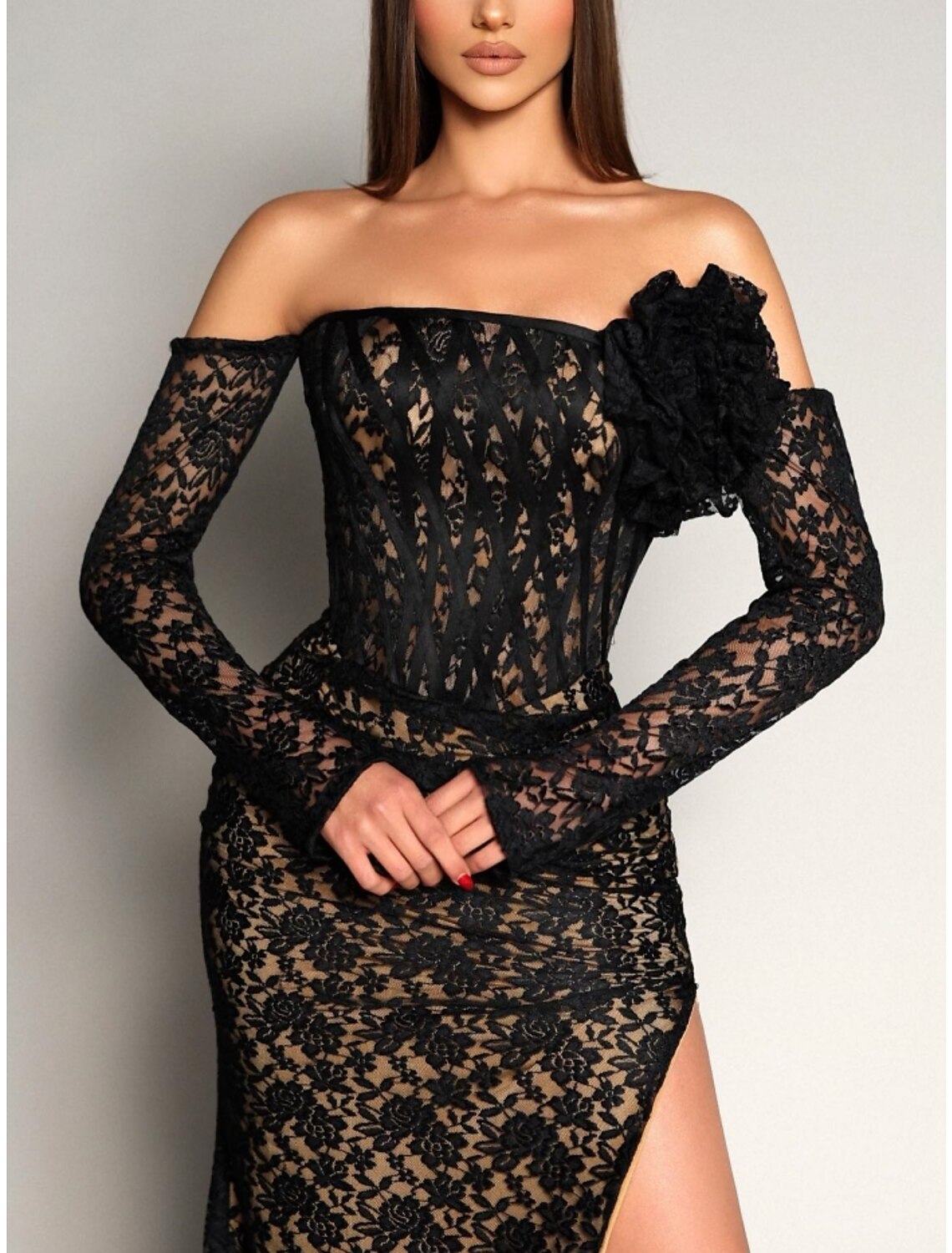 Abito da sera a trapezio, elegante, formale, con strascico a ruota, manica lunga, spalle scoperte, pizzo, spacco, fiori sulle spalle